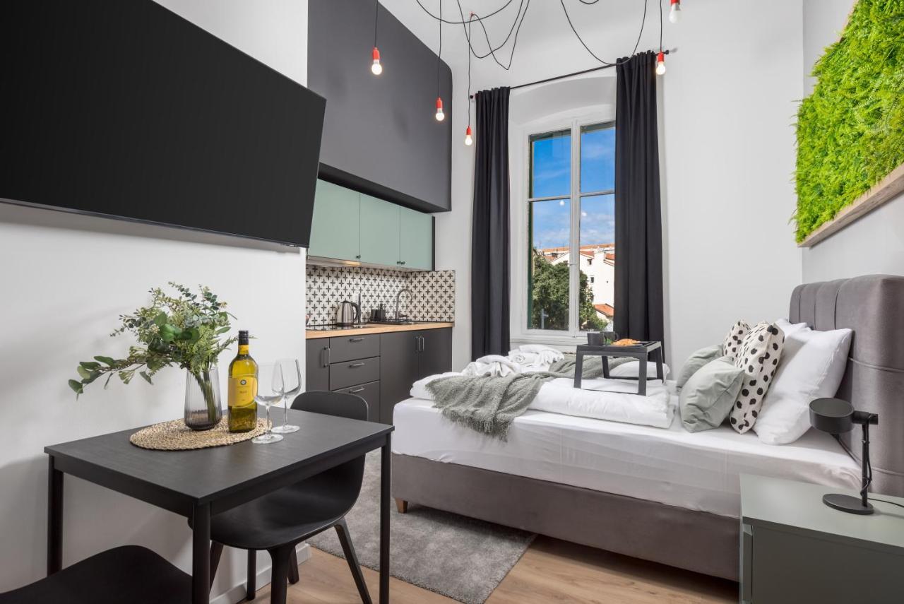 Apartments & Rooms One World Rijeka Buitenkant foto